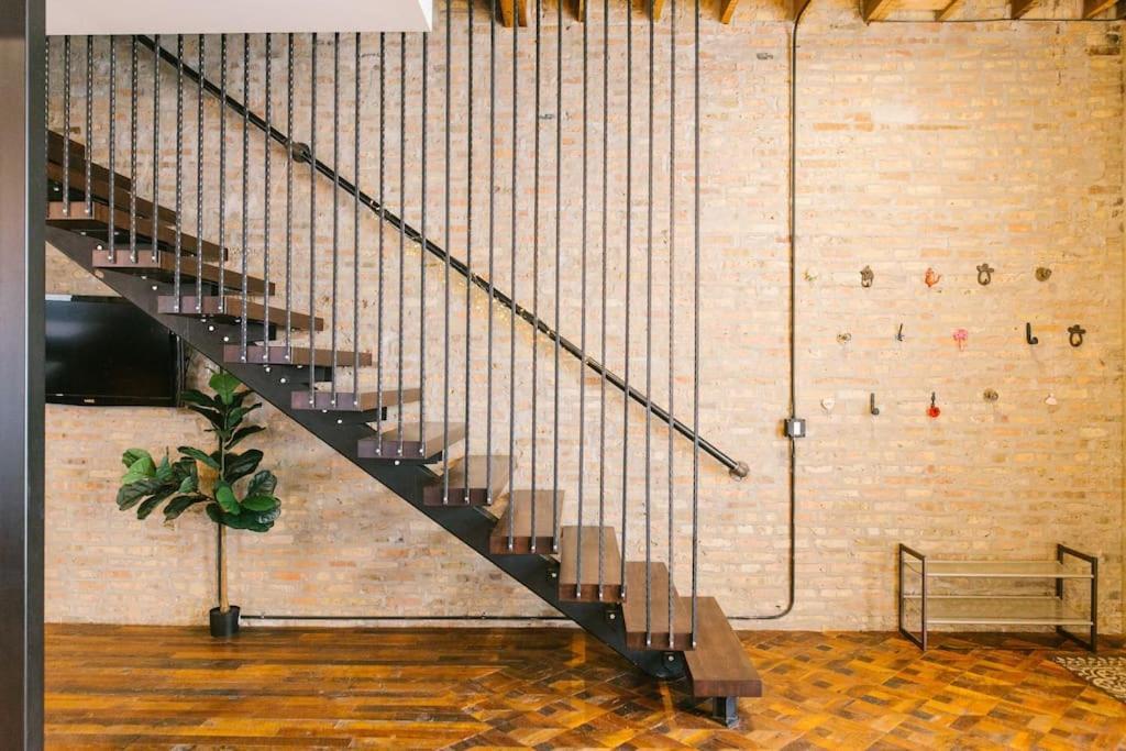 Вілла Chicago Mid-Century Gem Steps From United Center Екстер'єр фото